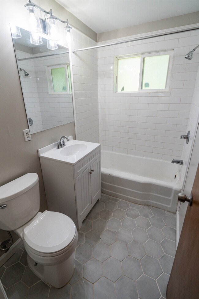 Building Photo - 2103 Evergreen Dr