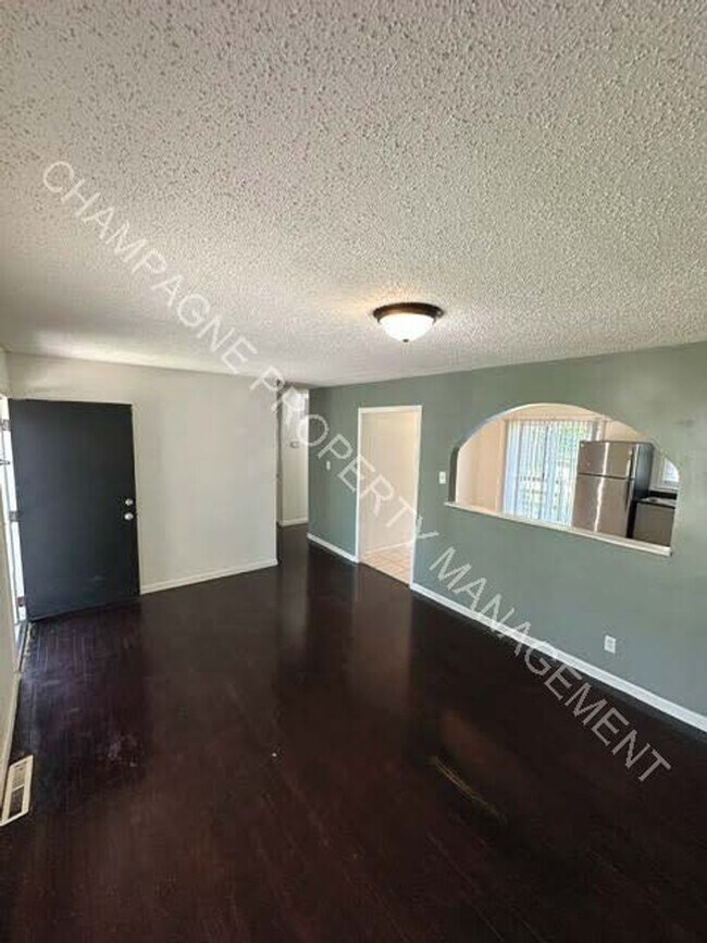 Building Photo - Home in Ruskin Heights