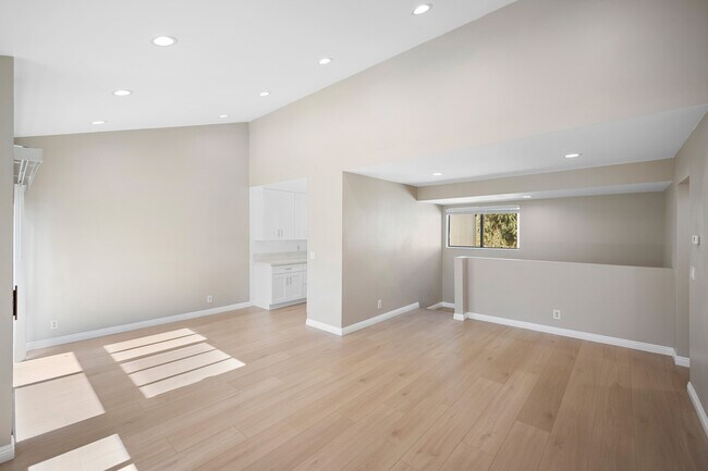 Building Photo - 10574 Sunland Blvd