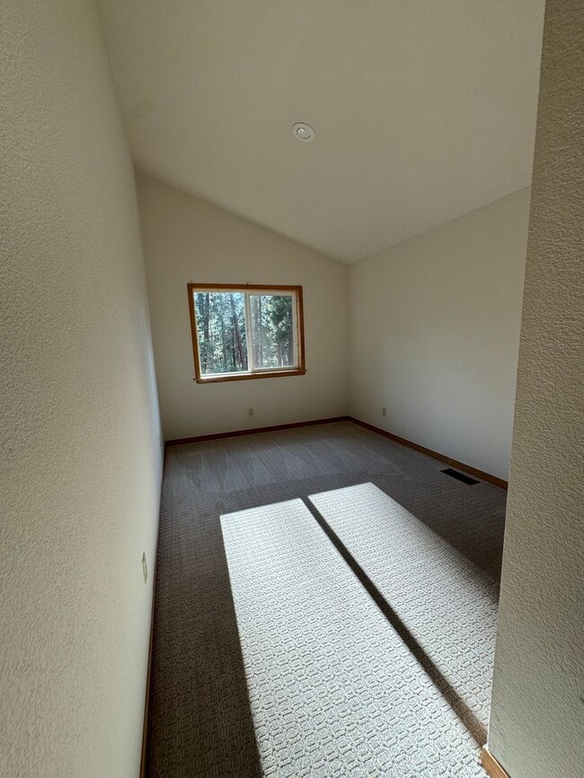 Building Photo - Luxury Mountain Retreat: 4-Bedroom Home wi...