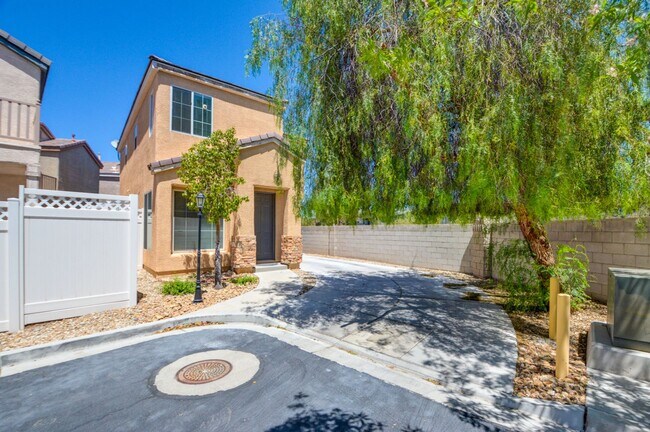 Building Photo - 2 Story 2 Bedroom Gated Community Amazing Location