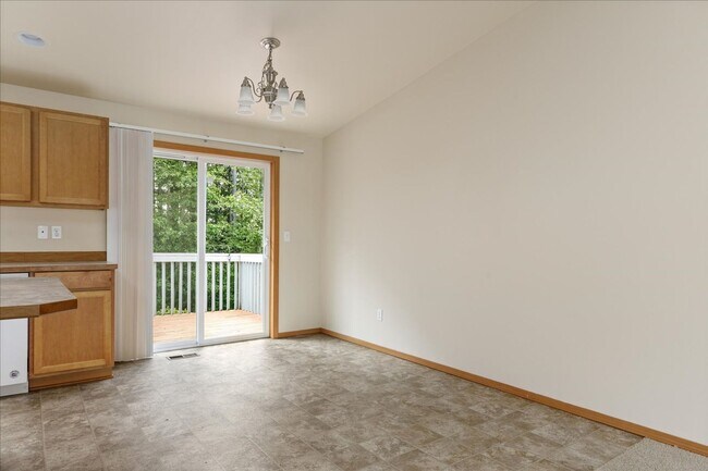 Building Photo - Beautiful Spacious 4 Bedroom 2.75 Bathroom...