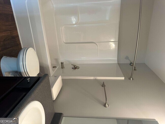 Building Photo - 403 Village View