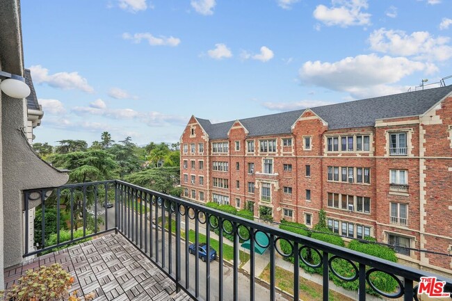 Building Photo - 585 N Rossmore Ave