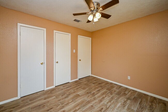 Building Photo - Nice 4 bd Rm Single Family Home