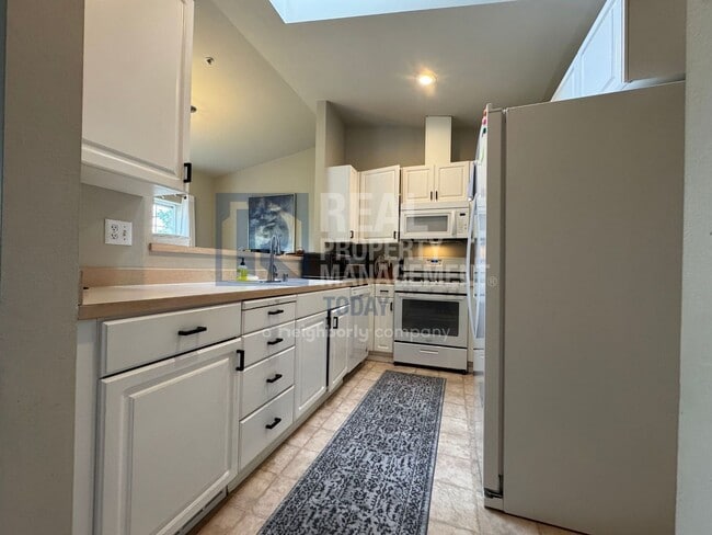 Building Photo - Beautifully Furnished 3 Bedroom Condo!