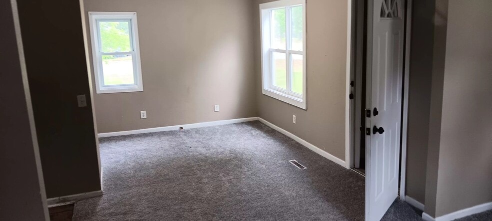 LIVINGROOM - 919 12th Ave NE