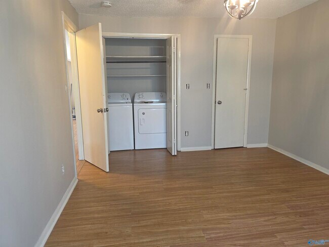 Building Photo - 12105 Carriage Ct SE