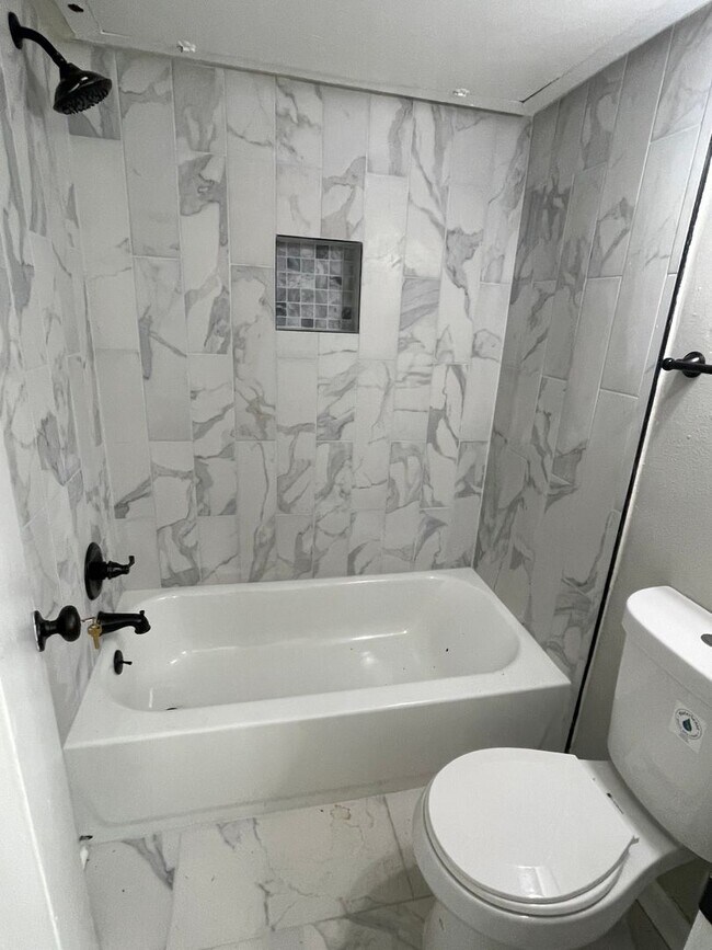 Building Photo - 2Bd/1.5Ba Townhouse located on the Germantown/Memphis Line!