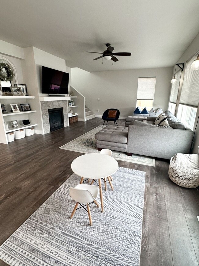 Building Photo - MASSIVE, CUSTOM 4B/2.5B Eagle River Home! ...