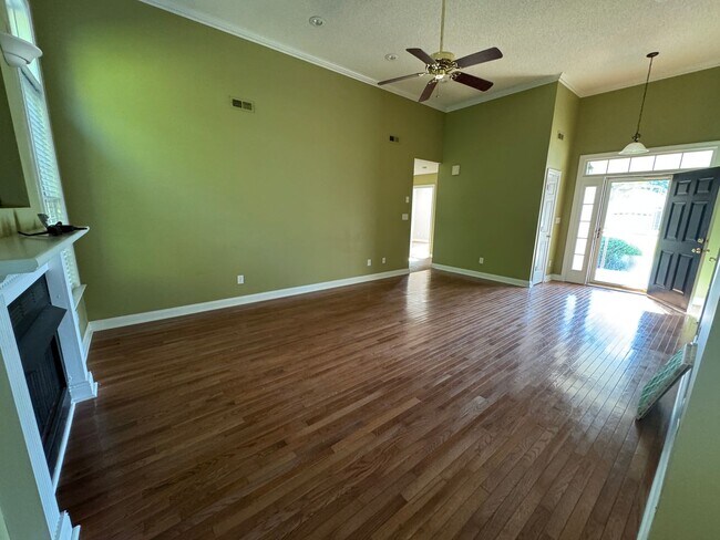 Building Photo - Available to show!