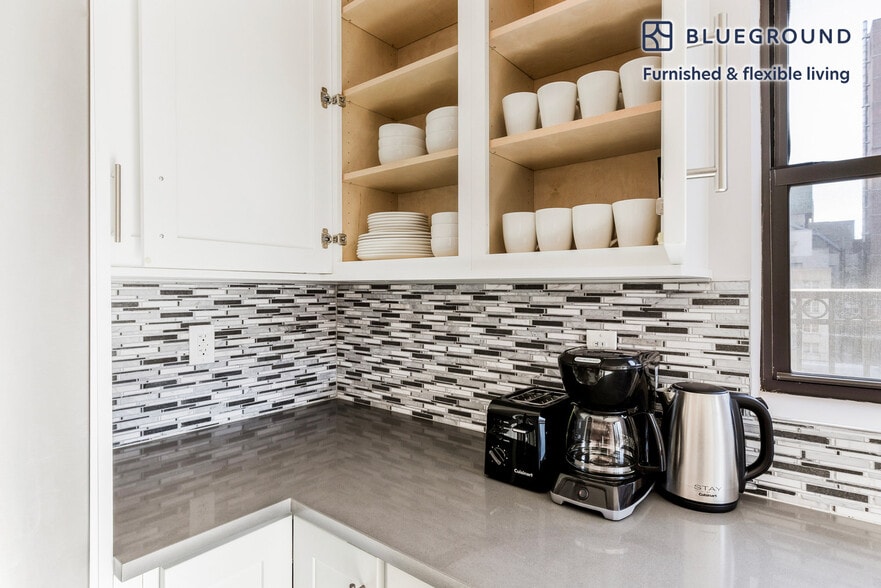 Building Photo - 320 E 52nd St