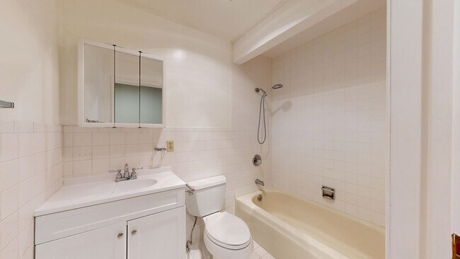 Building Photo - 1860 Jackson St