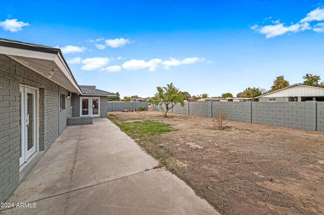 Building Photo - 4812 W Greenway Rd