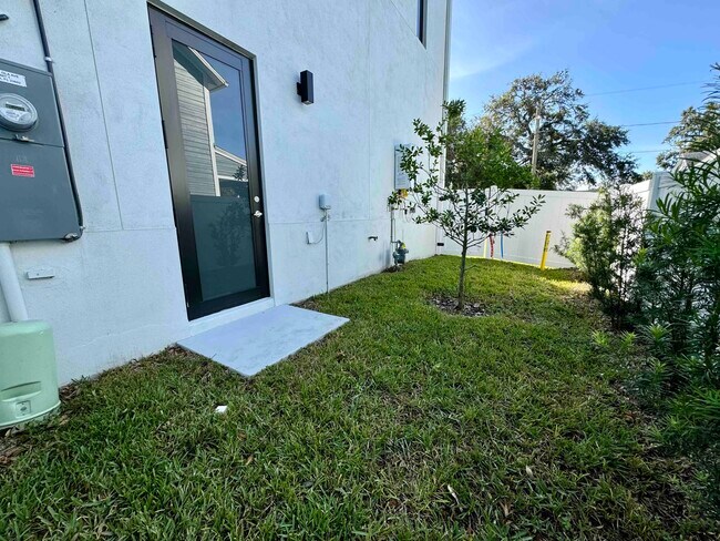 Building Photo - 2402 N Ola Ave