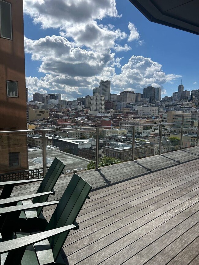 Building Photo - Unique Jr. One Bedroom with Views and Parking