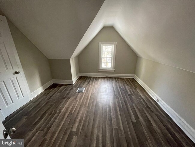 Building Photo - 10 Clifton Ave