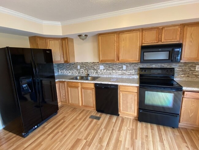 Building Photo - 2088 Oakcrest Cir