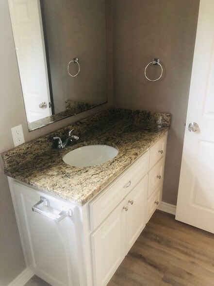 master bath - 212 Omaha St