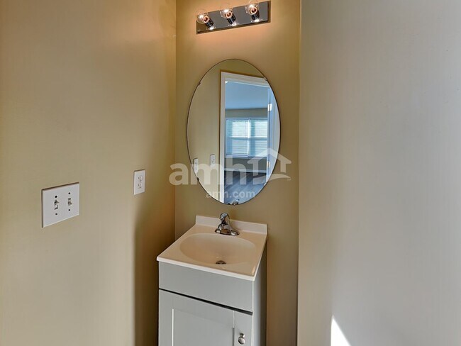 Building Photo - 5 S Ridge Dr