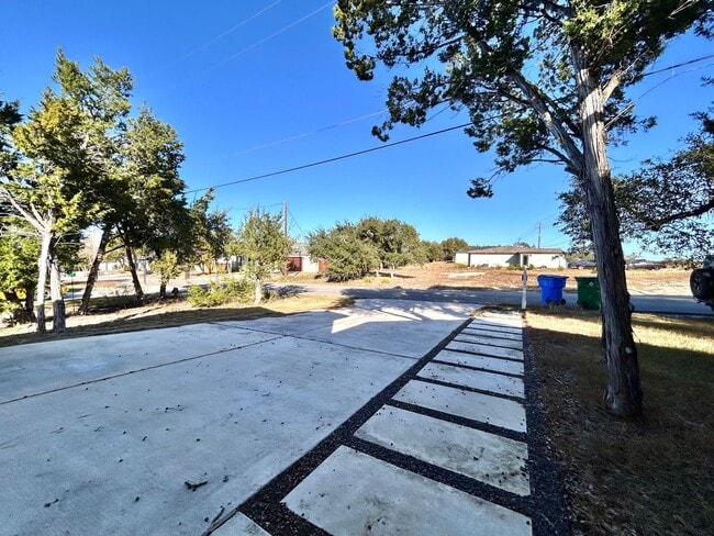 Building Photo - Charming 4/BR 2/BA Home with 2-Car Garage and Private Fenced Backyard