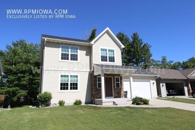 Building Photo - UPDATED KITCHEN!! 3 Bedroom, 2.5 Bath Home...