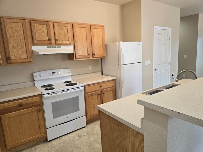 Building Photo - Three-bedroom condo in Denver boasts a lar...