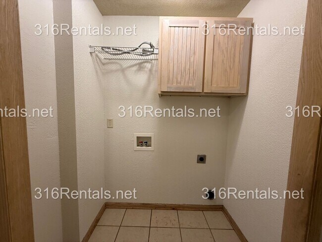 Building Photo - $1,595 - 3 bed 2 bath - Beautiful Remodeled Duplex Home Available Now!