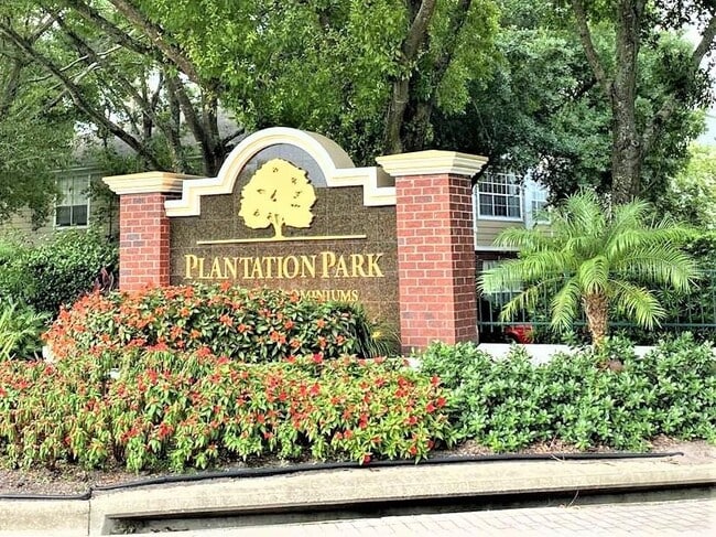 Building Photo - 13015 Plantation Park Cir