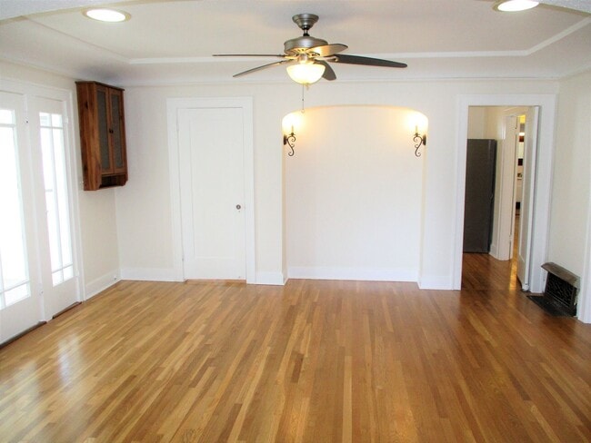 Building Photo - Restored Spanish Style Wilshire Square Home