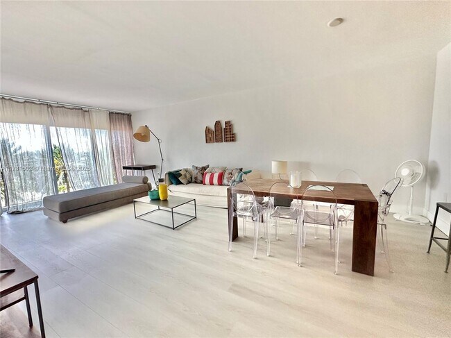Primary Photo - 10275 Collins Ave