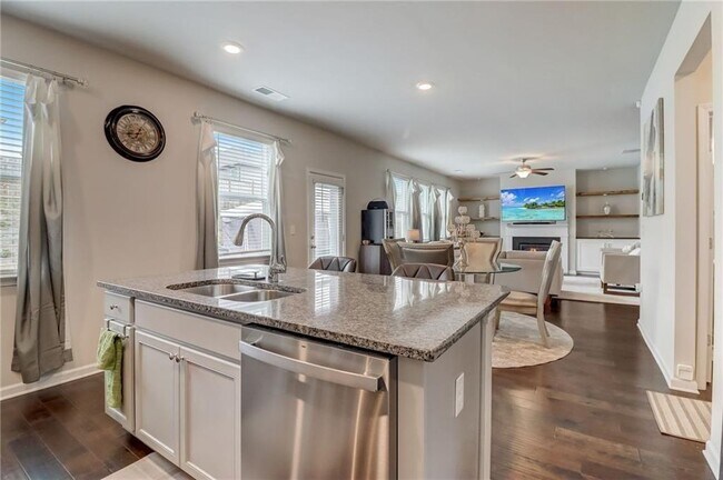 Building Photo - 7246 Gladstone Cir