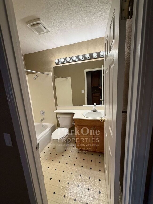 Building Photo - Updated Townhouse in Clayton Available for Lease now!