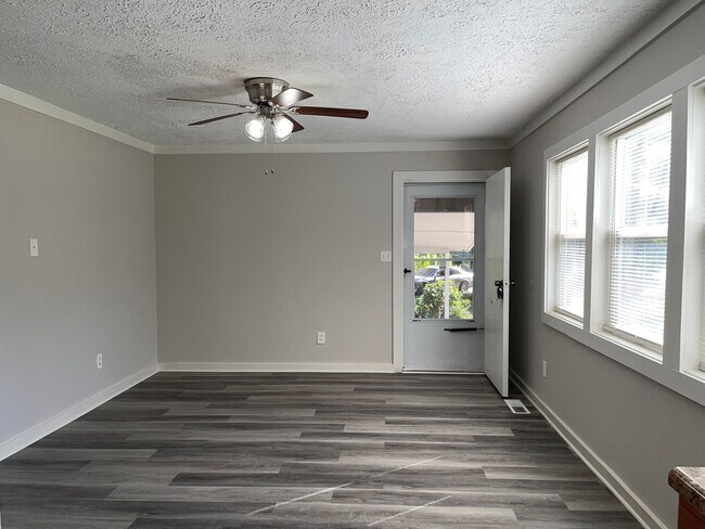 Building Photo - Renovated 3 Bed/1 Bath Ranch