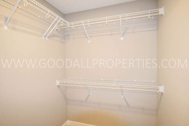 Building Photo - MUST SEE!!! Beautiful two story with 4 Bed, 2.5 Bath Home in De Soto.