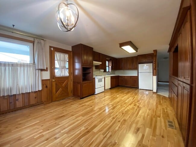 Building Photo - Welcome to this charming three-bedroom, tw...