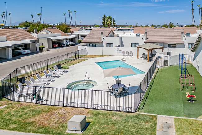 Building Photo - Beautifully remodeled 3bed/2ba Townhome - Ask about our Move-in Specials