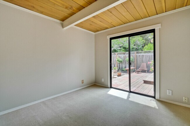 Building Photo - Beautifully Updated 4 Bed, 3 Bath Eichler ...
