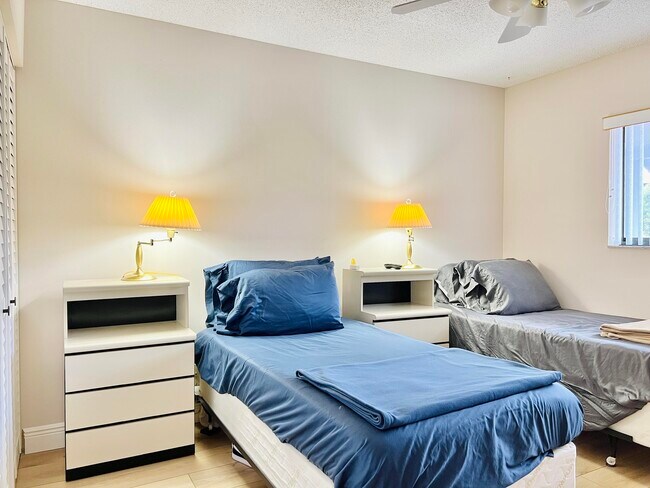 Building Photo - 4725 Lucerne Lakes Blvd E