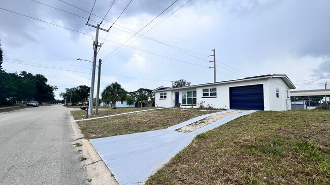 Building Photo - Timeless Appeal Meets Modern Living – 3BR Home on Expansive Lot in Titusville! WASHER & DRYER INC...