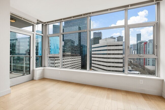 Building Photo - Stellar Denny Triangle Luxury Condo