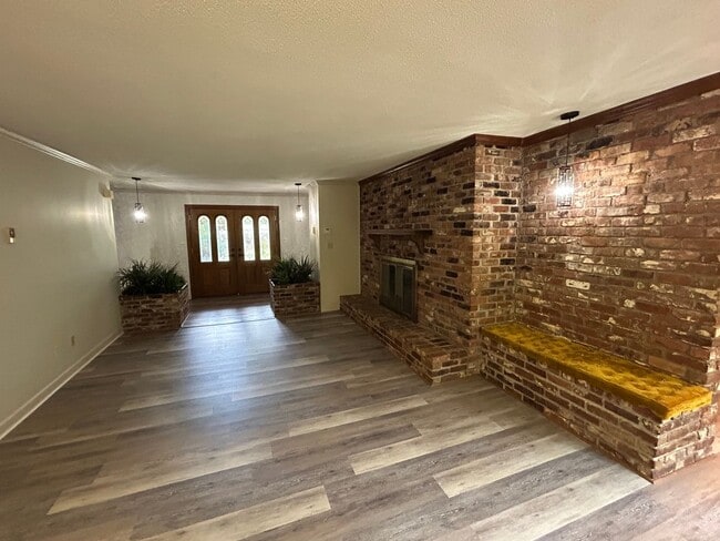 Building Photo - Spacious Multi-Level Brick Home