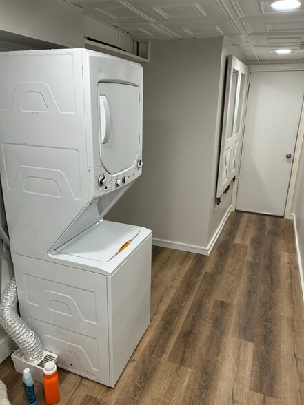 Building Photo - 349 Naubuc Ave