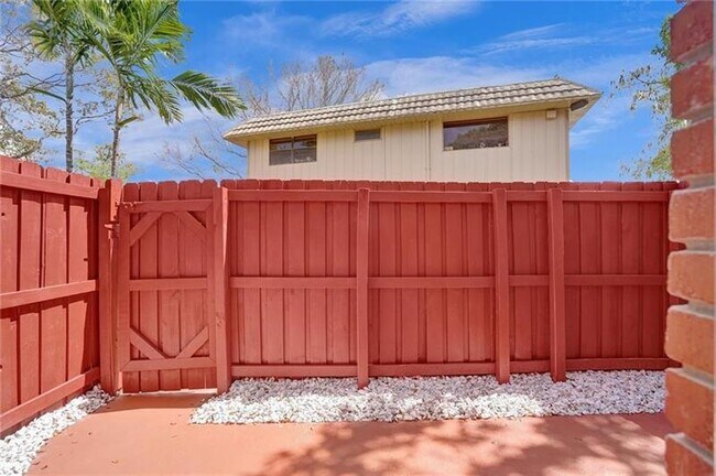 Building Photo - 12 NE 20th Ct