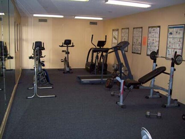 Building Photo - 2 Bed, 1 Bath Upstairs Condo with Private ...