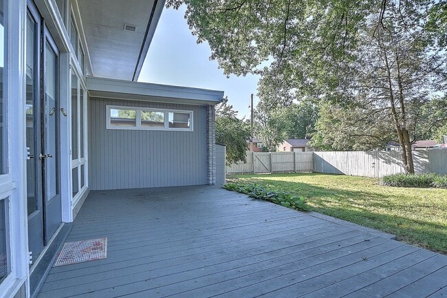 Building Photo - 2001 Hermitage Dr