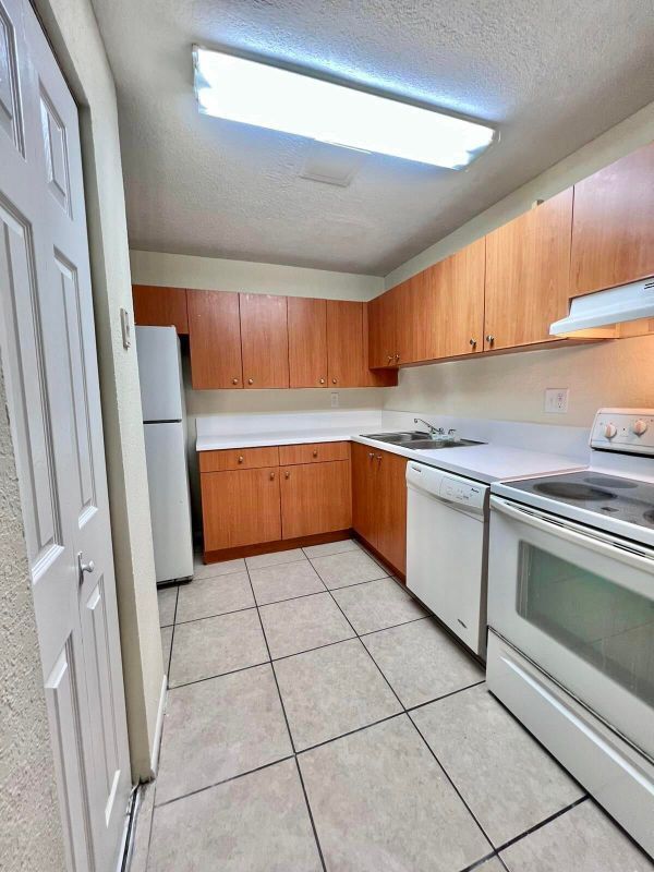 Building Photo - 415 Executive Center Dr