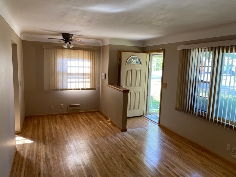 Front entry / dining area - 3477 5th St NE