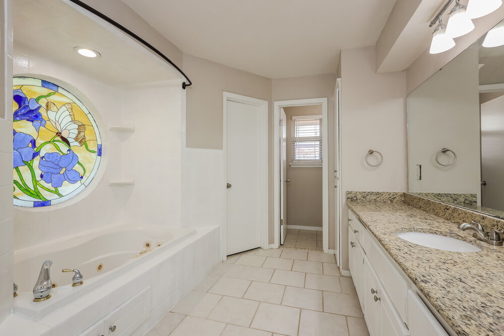 Building Photo - 10117 S Land Ave