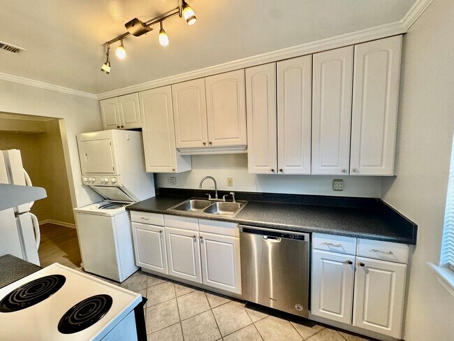 Building Photo - 2BR/1.5BA Townhouse in Shadowlawn!